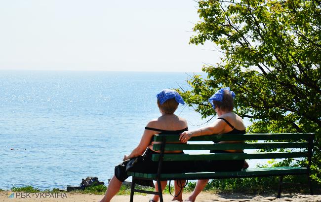 "Це жахливо!": росіяни скаржаться на сміттєві баки і дорожнечу на пляжах Криму (відео)