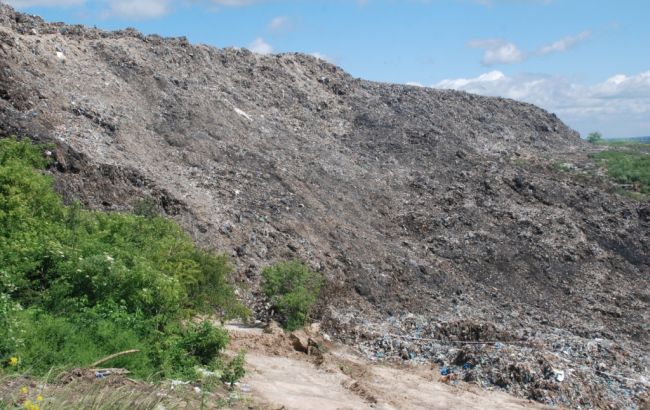 На звалищі під Львовом заливають місця задимлень і шукають чоловіка