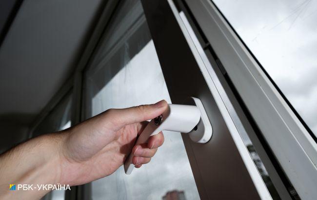 Сезон открытых окон. Полицейские напомнили, как уберечь ребенка от опасности