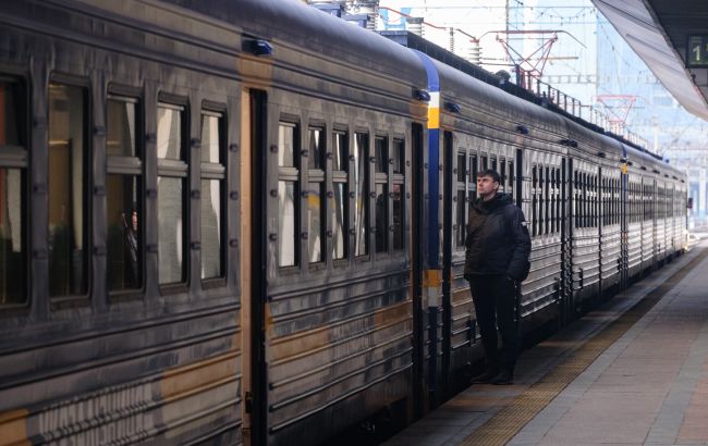Поезда Укрзализныци трощат подростки: появились новые фото после малолетних вандалов