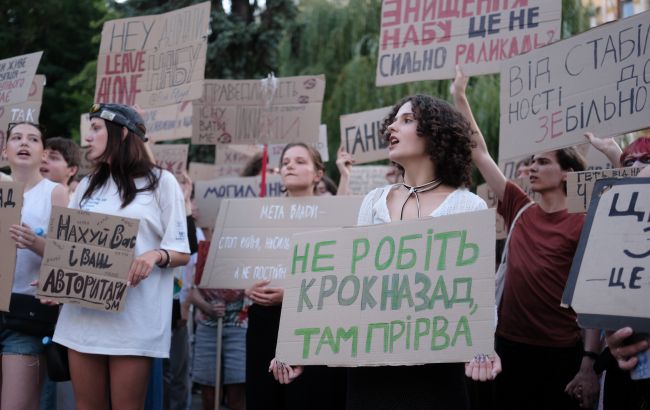 Третій день протестів: як у Києві проходить мітинг проти закону про НАБУ і САП