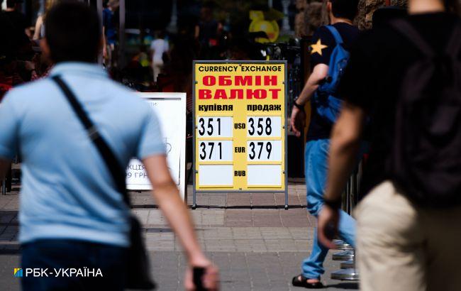 Євро стрімко знижується до долара: як це позначиться на курсах в Україні