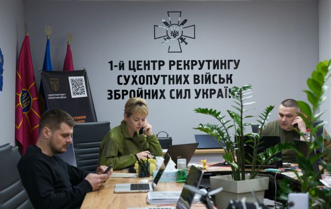 Не лише піхота. Чи реально служити в ЗСУ і "працювати з документами": топ вакансій