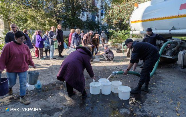 На випадок вимкнення світла. Жителів Тернополя та Миколаєва закликають запастися водою та їжею
