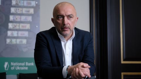 НБУ не ожидает драмы для экономики из-за разрешения выезда 22-летних за границу