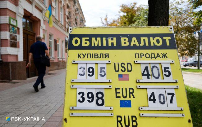 Украинцы сократили продажу валюты банкам: сколько обменяли за последний месяц
