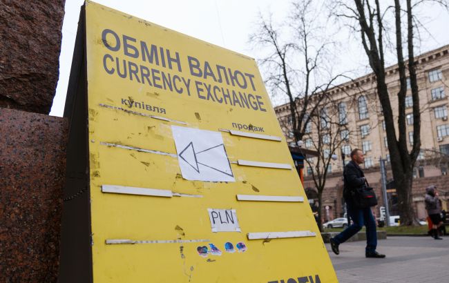 Курс долара в обмінниках зріс до 42 гривень