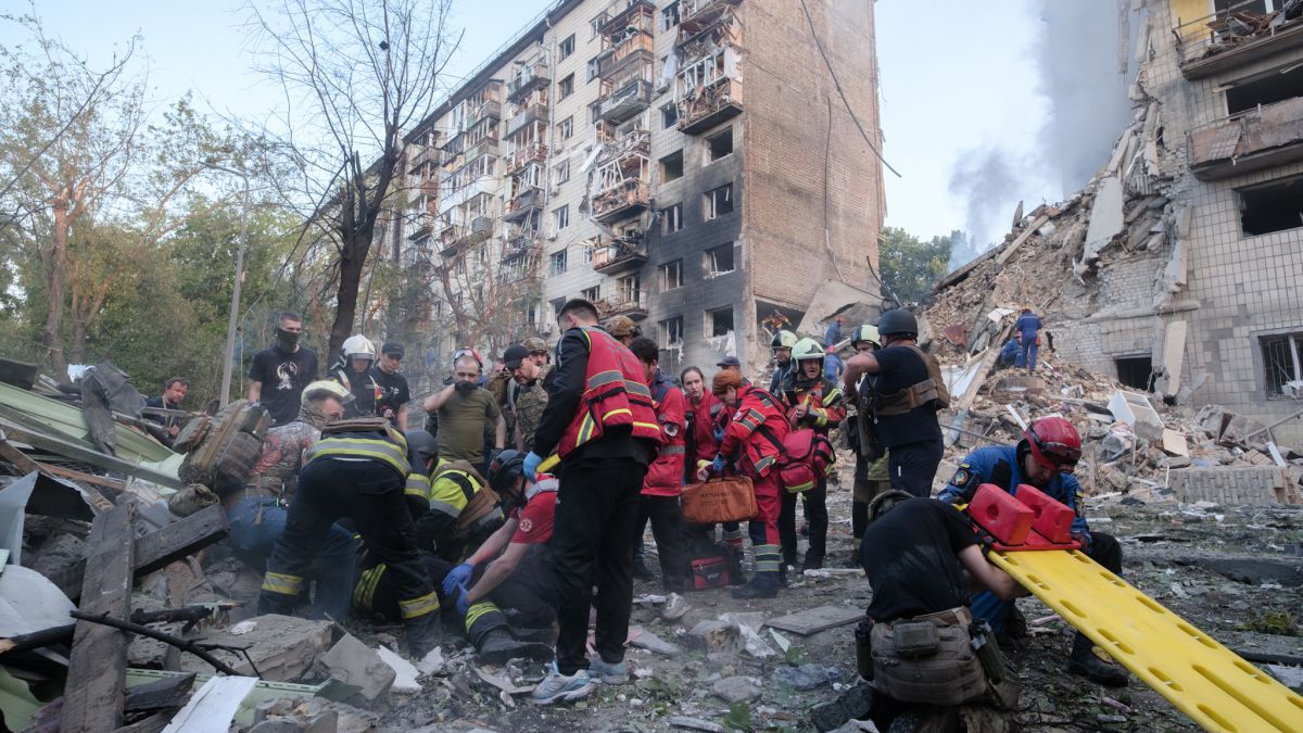 Обстрел Киева 17 июня - видео попадания Шахеда в многоэтажку | РБК Украина
