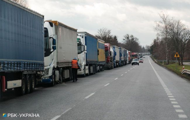 Українських водіїв попередили про можливе блокування ще одного КПП на кордоні з Румунією