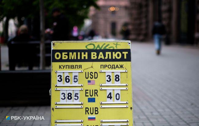 Украинцы увеличили продажу валюты банкам: сколько обменяли за последний месяц