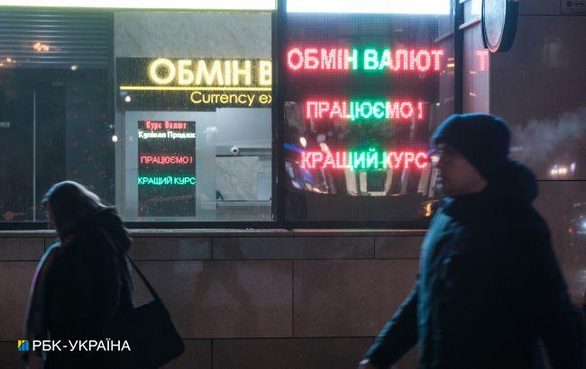 Курс долара продовжує знижуватись: актуальні курси в Україні