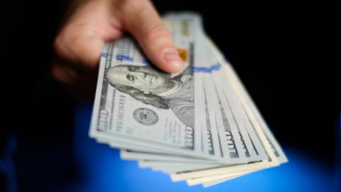 Чего ожидать от доллара и евро в начале апреля: прогноз банкира