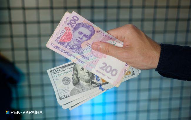 НБУ за последний месяц увеличил продажу валюты из резервов в два раза