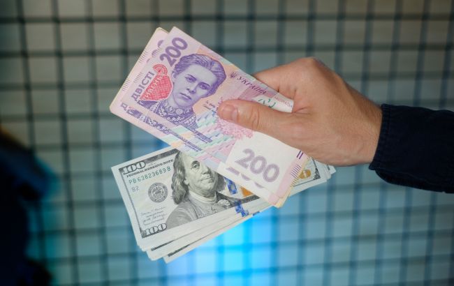 Что будет с курсом доллара и инфляцией в Украине: банкиры улучшили прогнозы на 12 месяцев