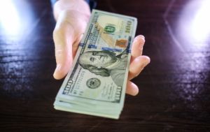 Доллар снова подешевел: НБУ установил официальный курс доллара на 29 апреля