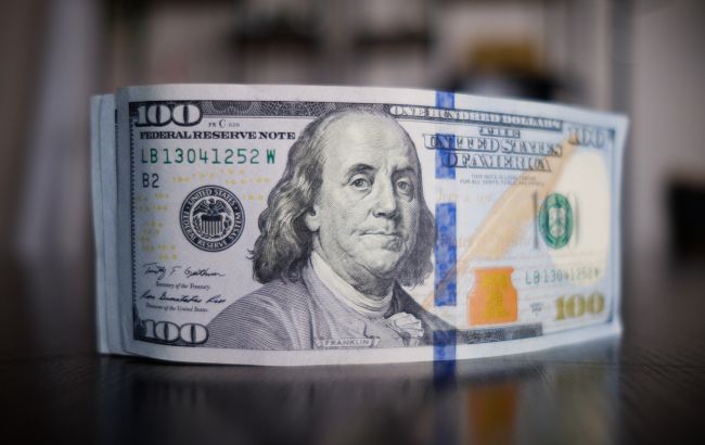 Спрос на валюту вырос: НБУ увеличил продажу долларов из резервов