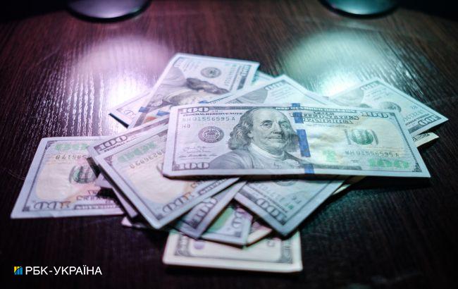 Попит на валюту впав: банки скоротили ввезення доларів в Україну