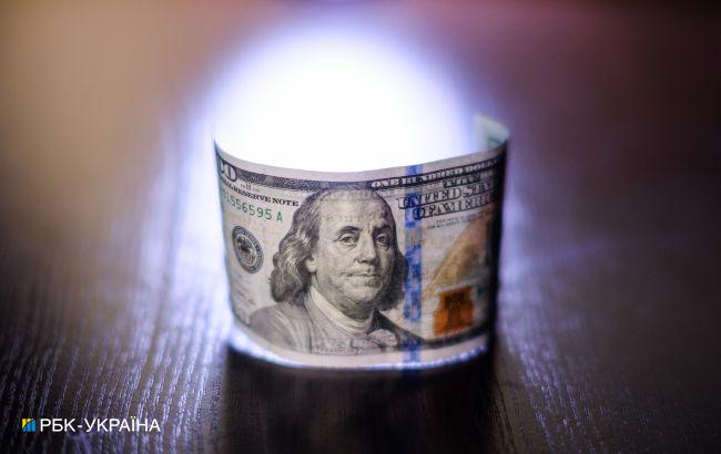 НБУ за последний месяц увеличил продажу долларов из резервов почти на 20%