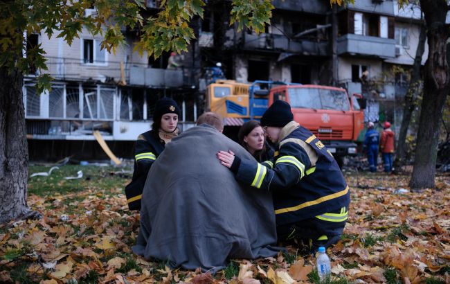 Пожар, попадание в дом и десятки пострадавших: все о ночной атаке РФ на Киев