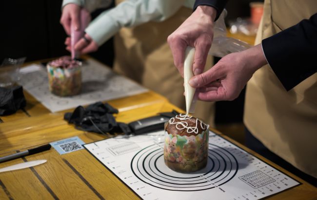 Символ відродження. У Києві спекли паски із зерна з розмінованих полів Херсонщини