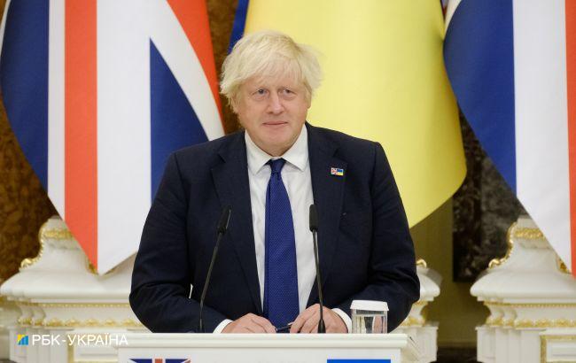 Кличко в Давосе вручил Джонсону награду "Почетный гражданин Киева"