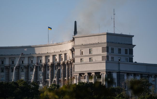 РФ вперше за час війни атакувала будівлю Кабміну: на верхніх поверхах пожежа (фото)