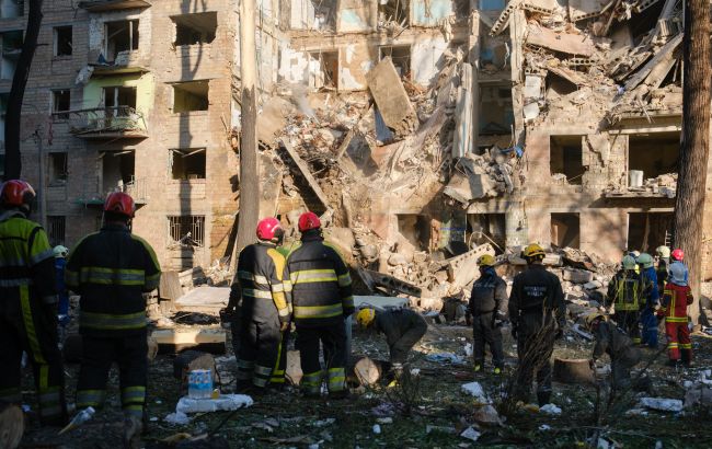 В Киеве возросло число жертв ночного удара оккупантов: под завалами ищут ребенка