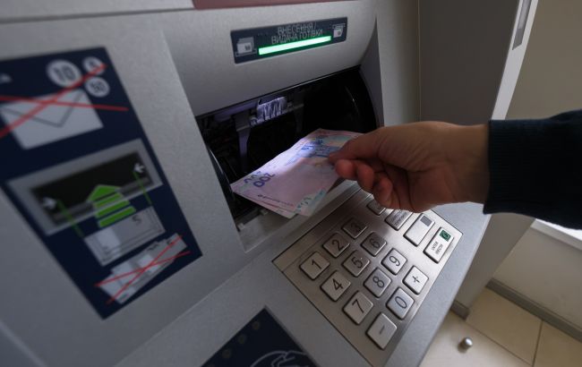 Скільки грошей українці знімають в банкоматах: НБУ назвав суми в Україні та за кордоном