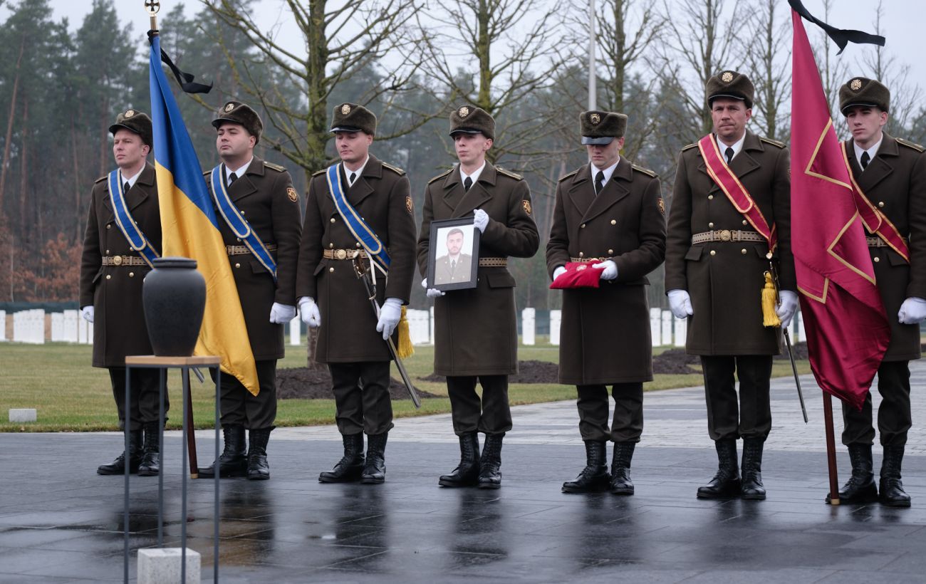 "Наш взірець і легенда". Під Києвом відбулося прощання з військовим ГУР "Рекрутом": фото