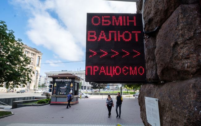 Українці за останній місяць збільшили купівлю валюти у банках на 50%