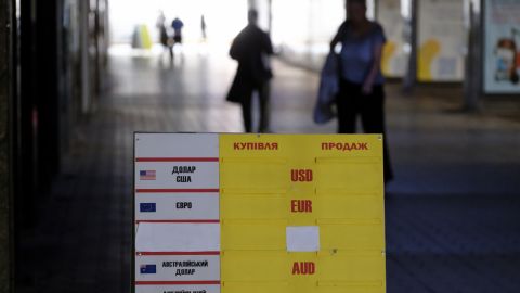 Доллар подешевел после двух дней роста