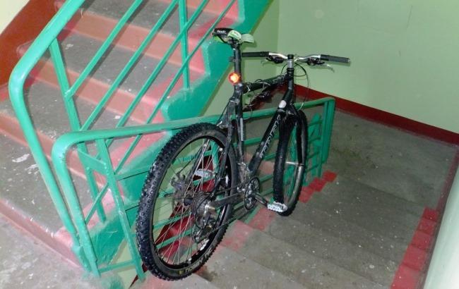 В Киеве ищут веловора, который орудует в подъездах: в соцсети опубликовано фото