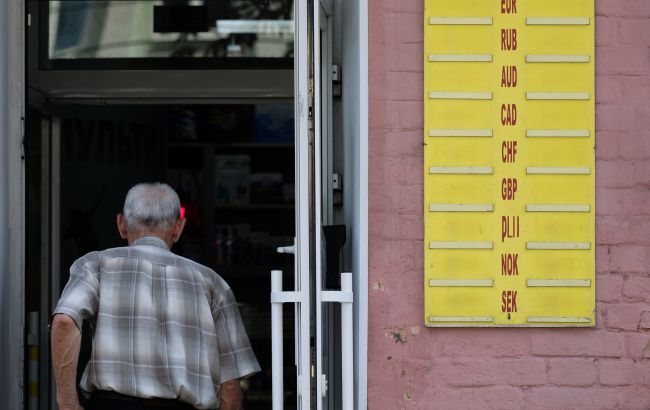 Українці скоротили купівлю доларів і євро в банках