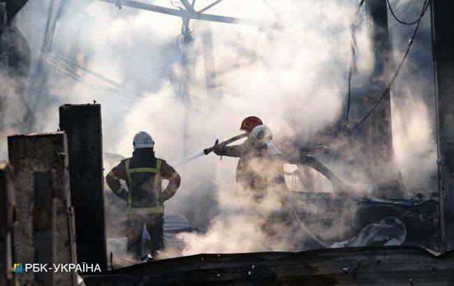 В Подольском районе Киева сильное задымление из-за пожаров после ракетного удара