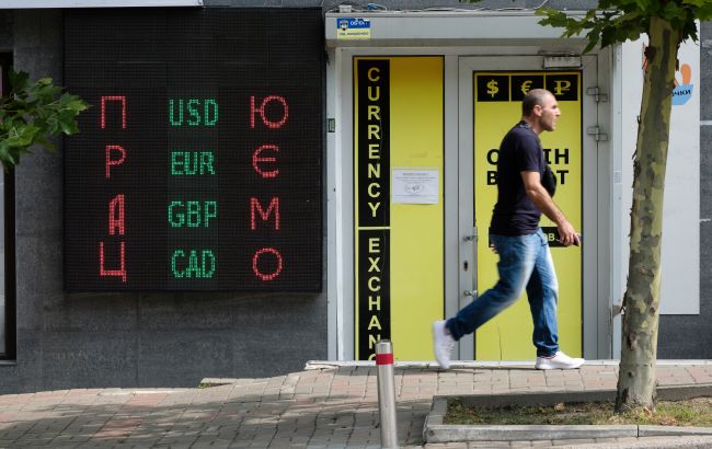 Доллар стабилен, курс евро вырос до 49 гривен