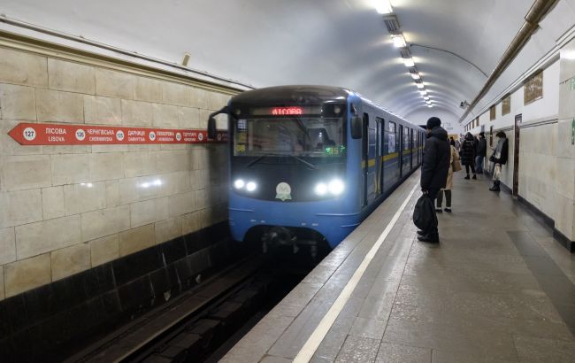 В метро Киева девушка прыгнула на рельсы и пошла навстречу поезду: фото и детали ЧП