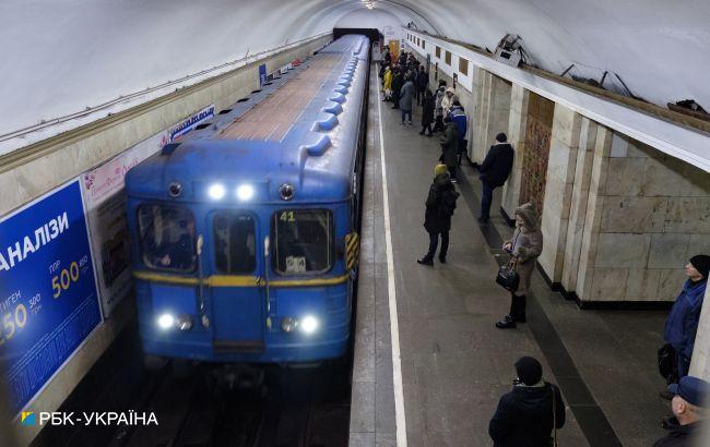 В Киеве 18-летний хулиган избил пассажира метро и сбежал. Его задержали