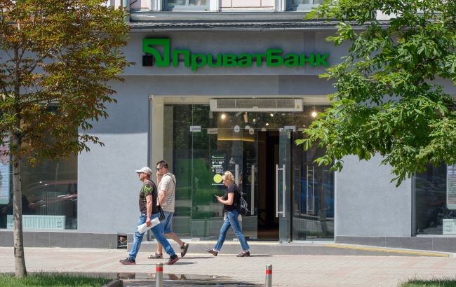 ПриватБанк возобновит прием долларов и евро в терминалах: названа дата