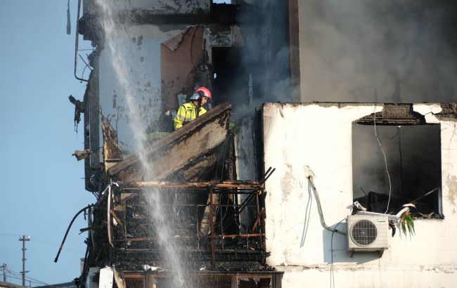 В Киеве прозвучал взрыв: горит многоэтажный дом (фото, видео)
