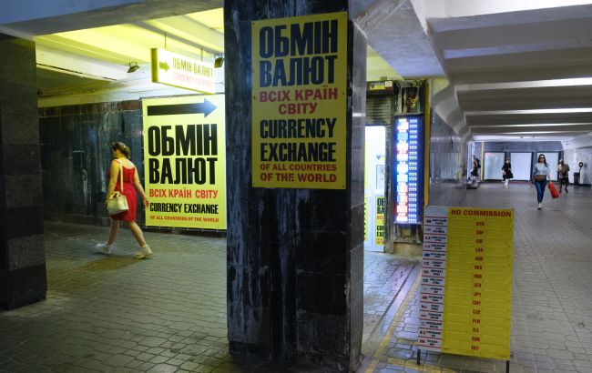 Українці збільшили купівлю доларів і євро в банках на 30%