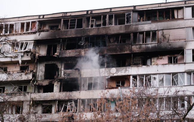 Атака РФ на Київ. У багатоповерхівці під завалами може бути людина, - ДСНС