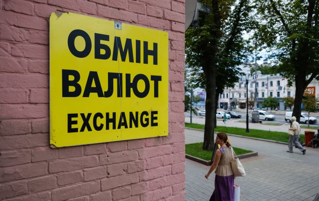 НБУ підвищив курс долара і знизив курс євро