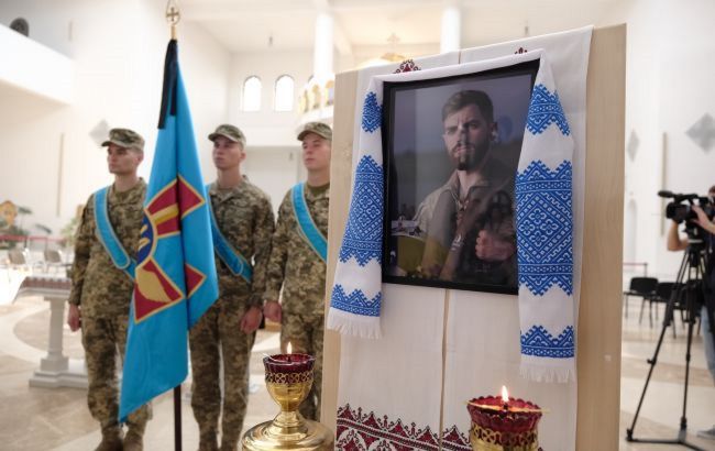 В Киеве ограбили могилу легендарного пилота "Джуса": что известно
