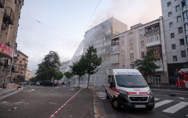 Горять будинки та АЗС, є поранені: перші наслідки масованої атаки РФ на Київ