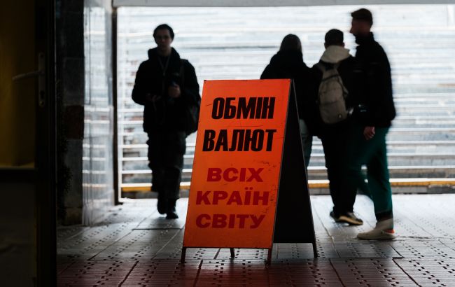 Банкиры и финансовые аналитики улучшили прогнозы по курсу доллара