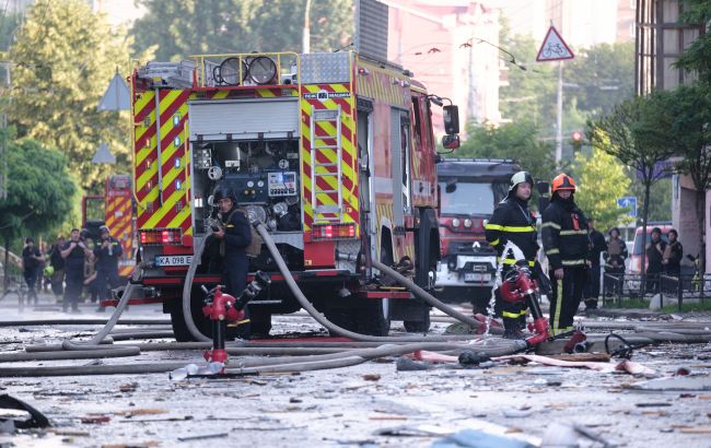 Горели многоэтажки, повреждены ТЦ: последствия атаки на Киев по районам