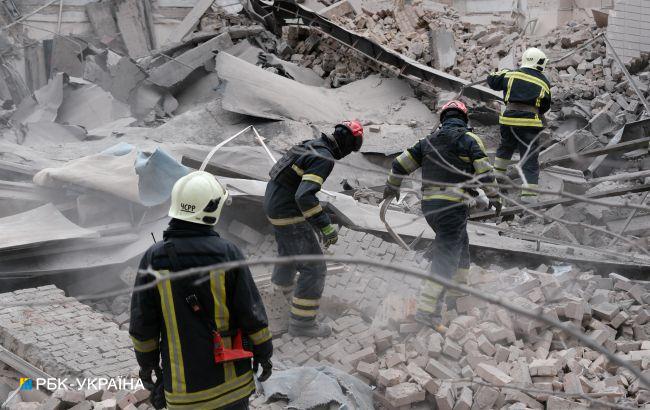 Разрушенный дом и разбор завалов. Что происходит на Печерске после удара по Киеву (фоторепортаж)