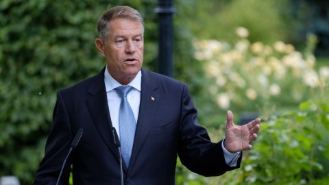 Президент Румунії оголосив про відставку під загрозою імпічменту в парламенті