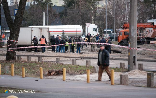Палаюча багатоповерхівка і вирва: фото і відео наслідків обстрілу Києва