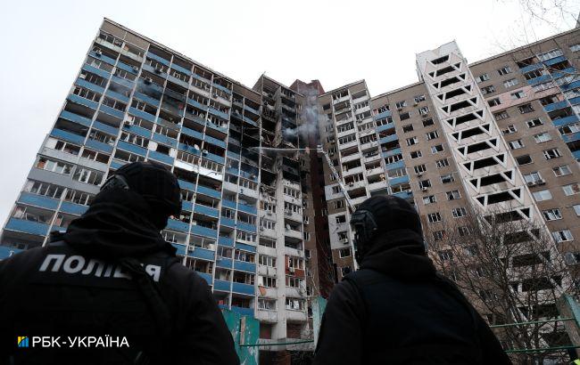 Який вигляд має багатоповерхівка в Києві після влучання: репортаж з місця події (фото, відео)